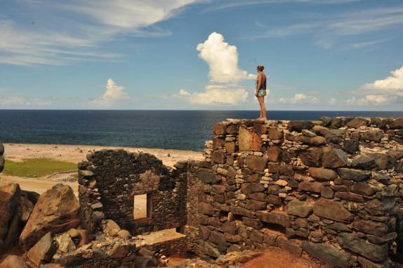 Explorando ruínas a beira-mar em Aruba